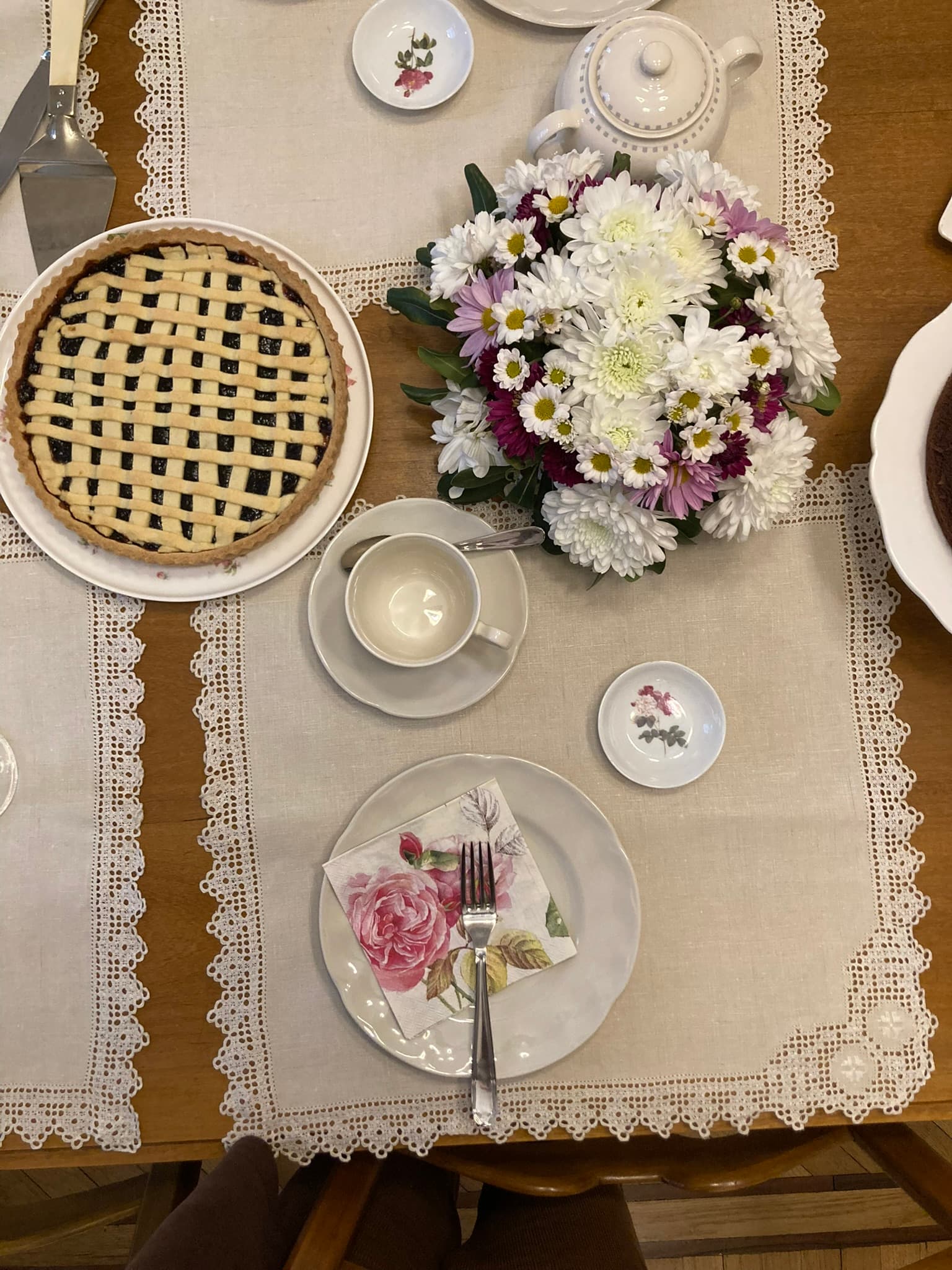 Mesa del té con tarta de frutos